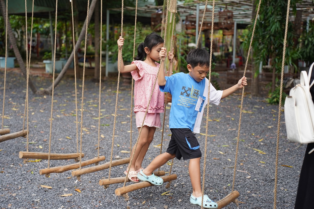 vao he, cong vien tai tp.hcm mo khu tro choi van dong mien phi cho tre em - 13