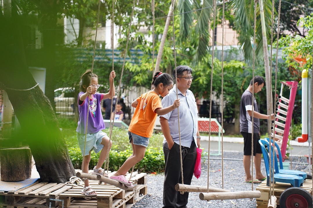 vao he, cong vien tai tp.hcm mo khu tro choi van dong mien phi cho tre em - 17