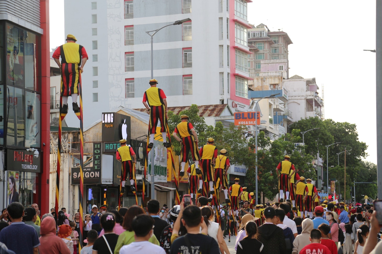 Du khách đổ ra đường phố Huế xem các nghệ sỹ biểu diễn xiếc, đi cà kheo... - 13