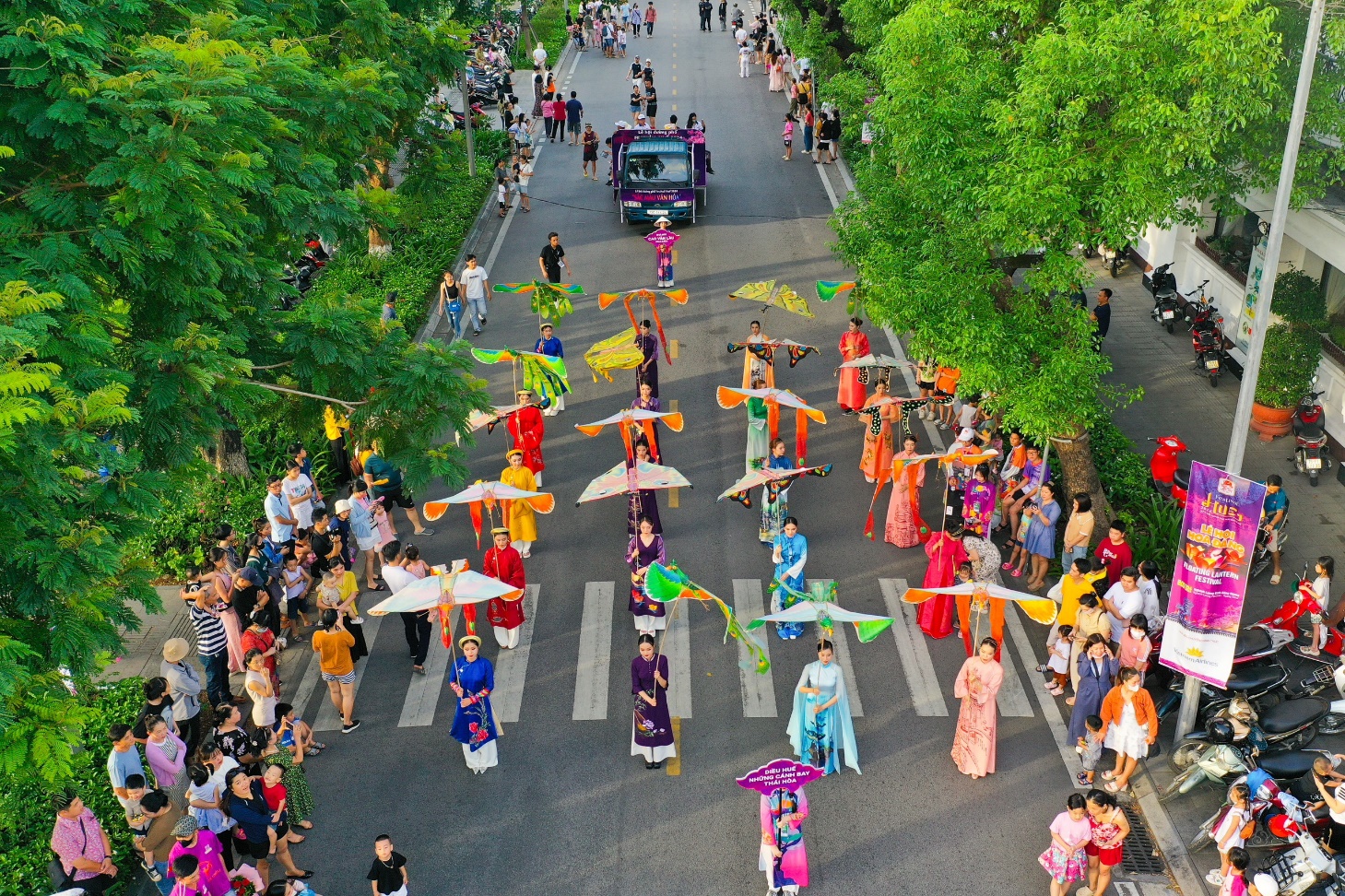 Du khách đổ ra đường phố Huế xem các nghệ sỹ biểu diễn xiếc, đi cà kheo... - 18
