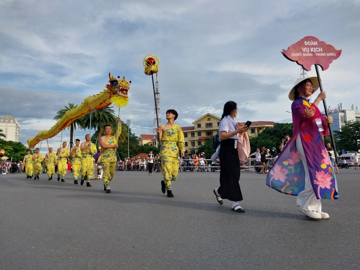 Du khách đổ ra đường phố Huế xem các nghệ sỹ biểu diễn xiếc, đi cà kheo... - 1