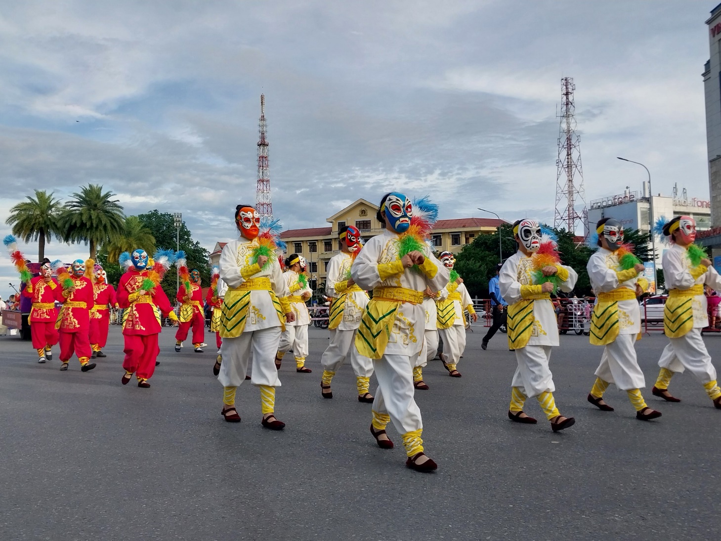 Du khách đổ ra đường phố Huế xem các nghệ sỹ biểu diễn xiếc, đi cà kheo... - 3