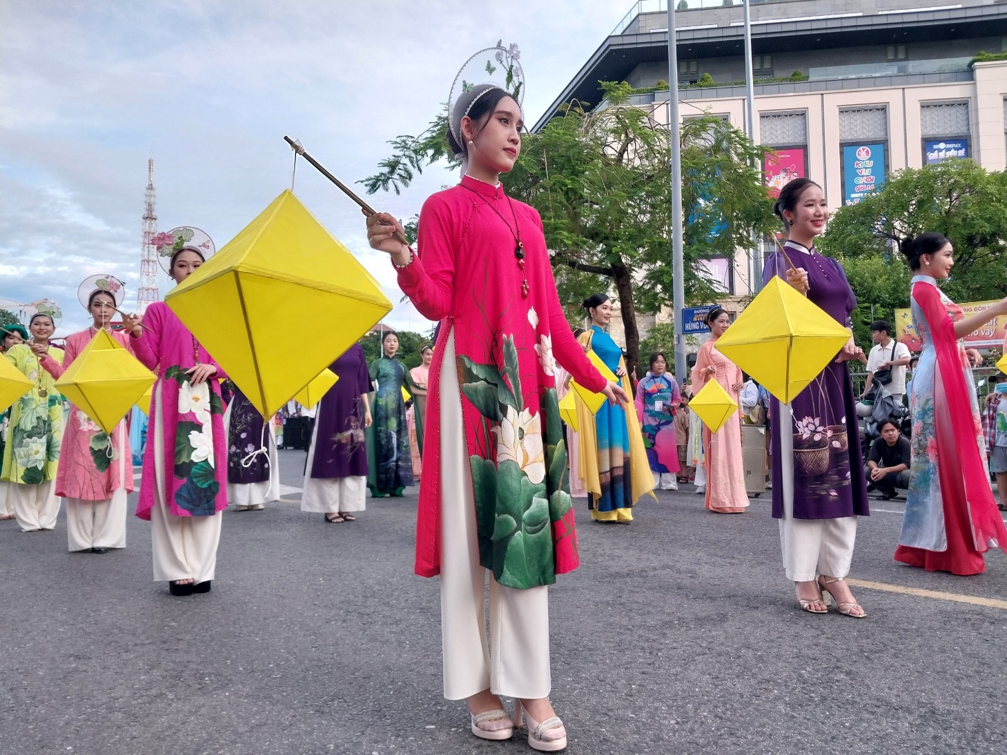 Du khách đổ ra đường phố Huế xem các nghệ sỹ biểu diễn xiếc, đi cà kheo... - 5