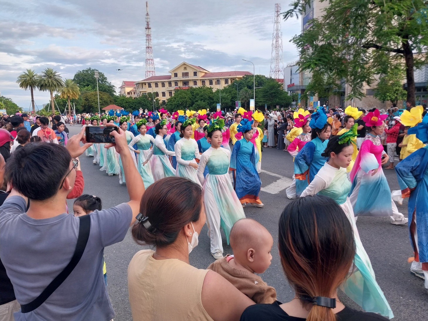 Du khách đổ ra đường phố Huế xem các nghệ sỹ biểu diễn xiếc, đi cà kheo... - 7
