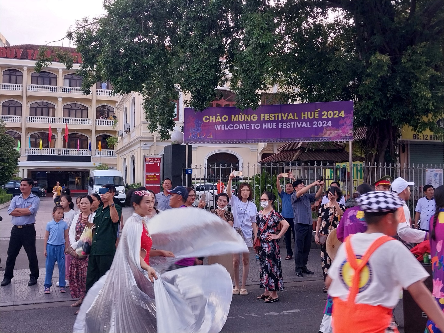 Du khách đổ ra đường phố Huế xem các nghệ sỹ biểu diễn xiếc, đi cà kheo... - 16