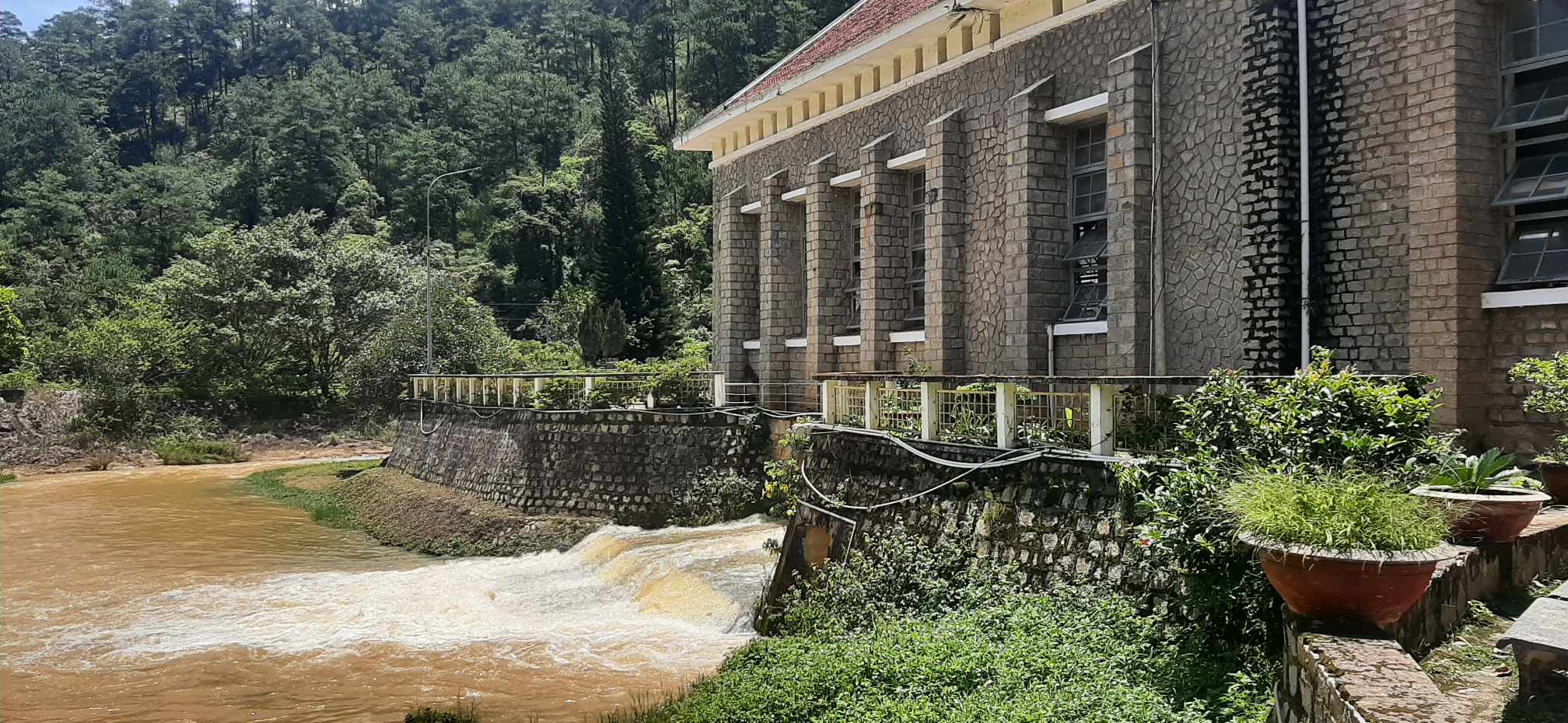 Ankroet - Thủy điện cổ nhất Việt Nam mang kiến trúc độc đáo, thu hút du khách - 2
