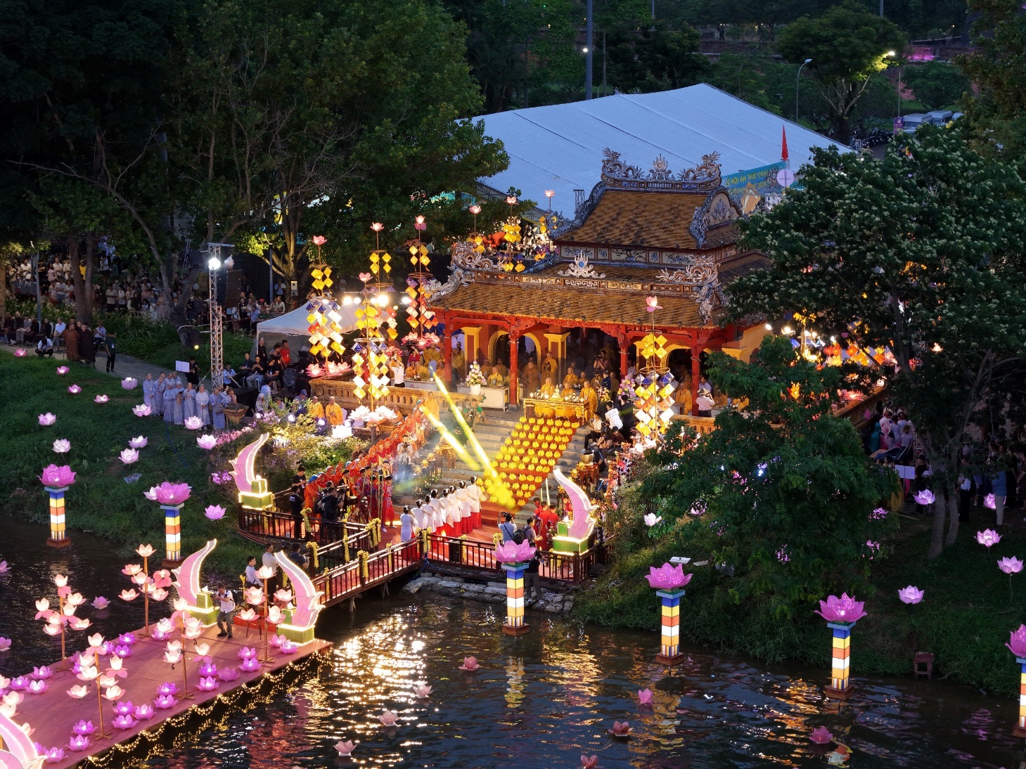 Sông Hương lung linh với đêm hội Hoa đăng - 8