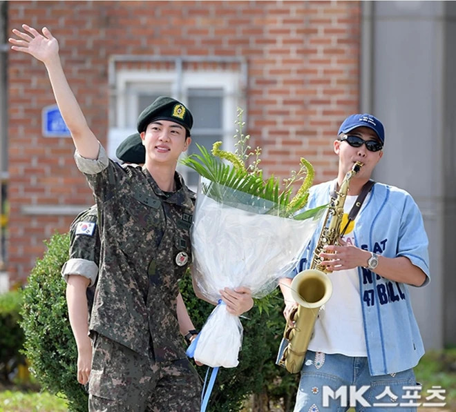 Jin (BTS) gây “náo loạn” ngày xuất ngũ, bất ngờ bị anh em chiếm spotlight - 4