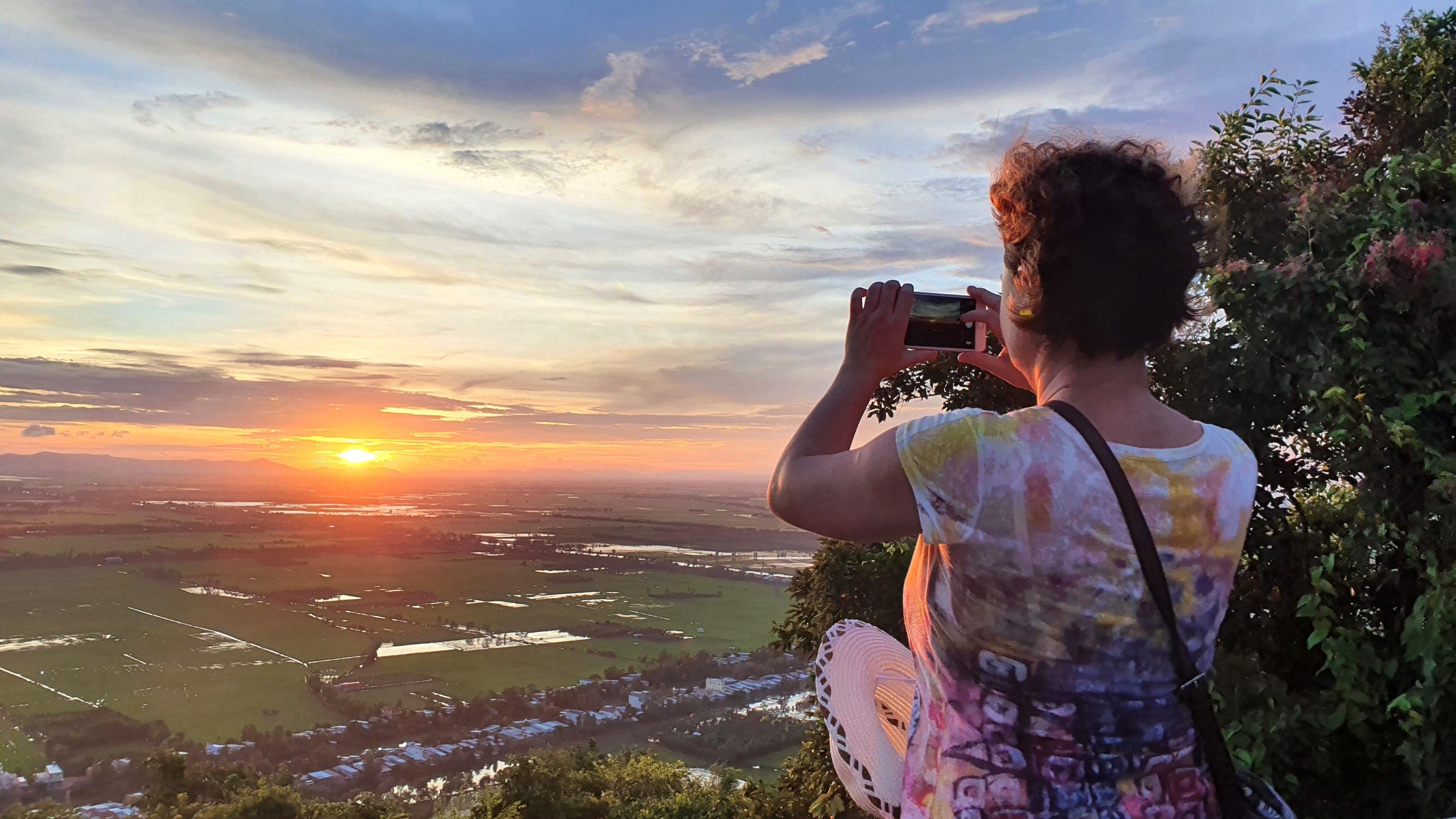 Quán cà phê có view Thụy Sĩ: Đà Lạt đẹp lắm, sao phải phông bạt bắt chước? - 4