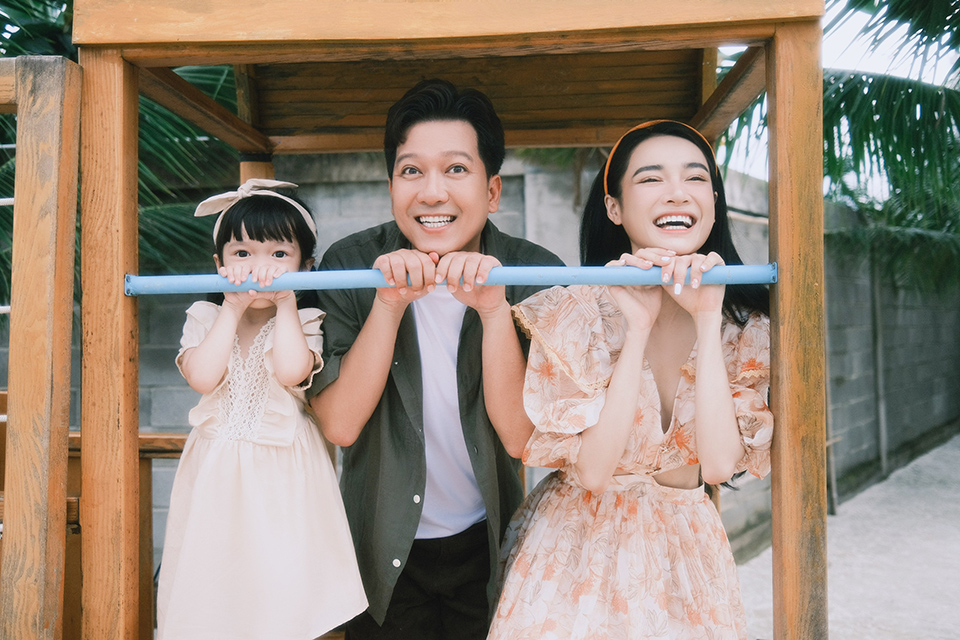 Vợ chồng Trường Giang - Nhã Phương nhận "mưa lời khen" vì dạy ái nữ Destiny làm một việc ý nghĩa này - 4