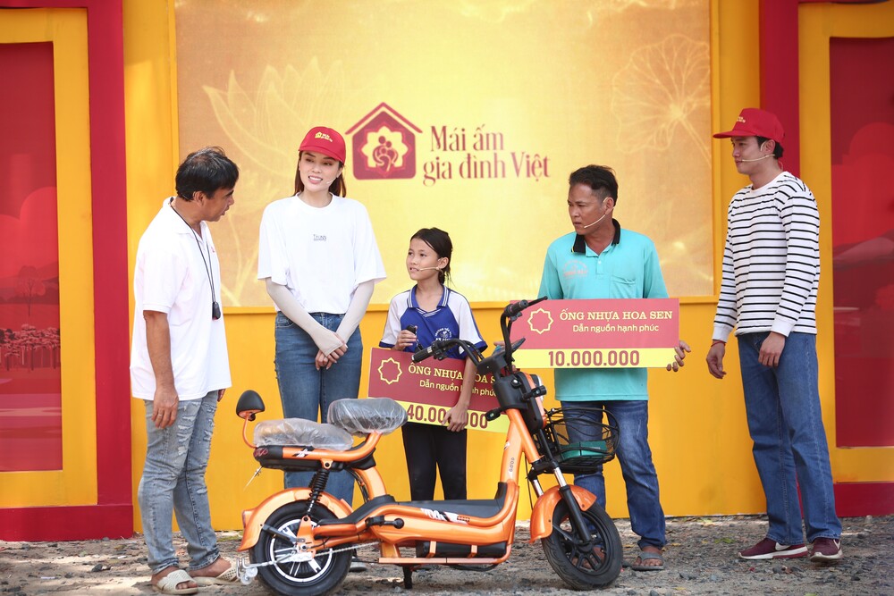 Kỳ Duyên tặng xe đạp điện, Quốc Trường tài trợ tiền học cho em nhỏ mồ côi - 4
