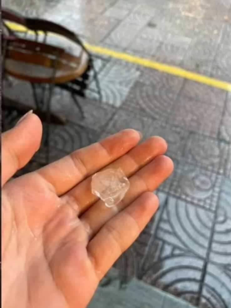 Mưa đá xuất hiện tại TP.HCM vào chiều ngày 14/6 - 1
