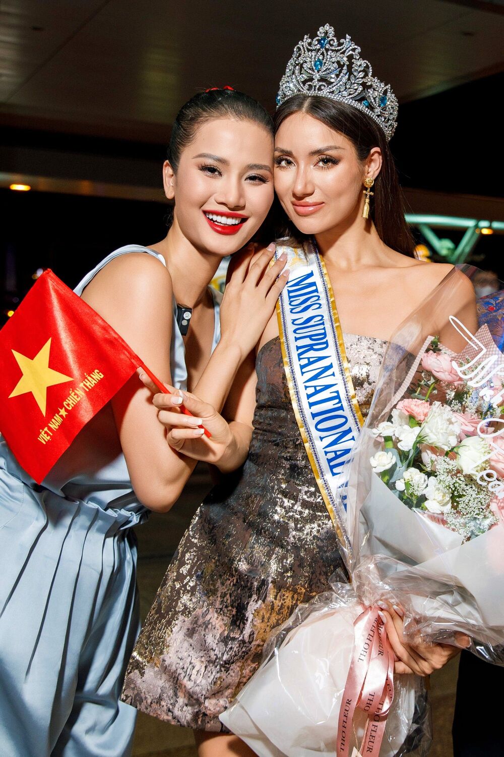 Á hậu Hương Ly bật khóc tiễn Lydie Vũ lên đường sang Ba Lan thi Miss Supranational - 3