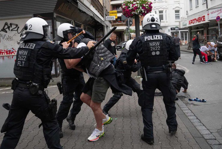 CĐV làm loạn ở EURO 2024: Hooligan đánh nhau, cảnh sát Đức khốn khổ - 2