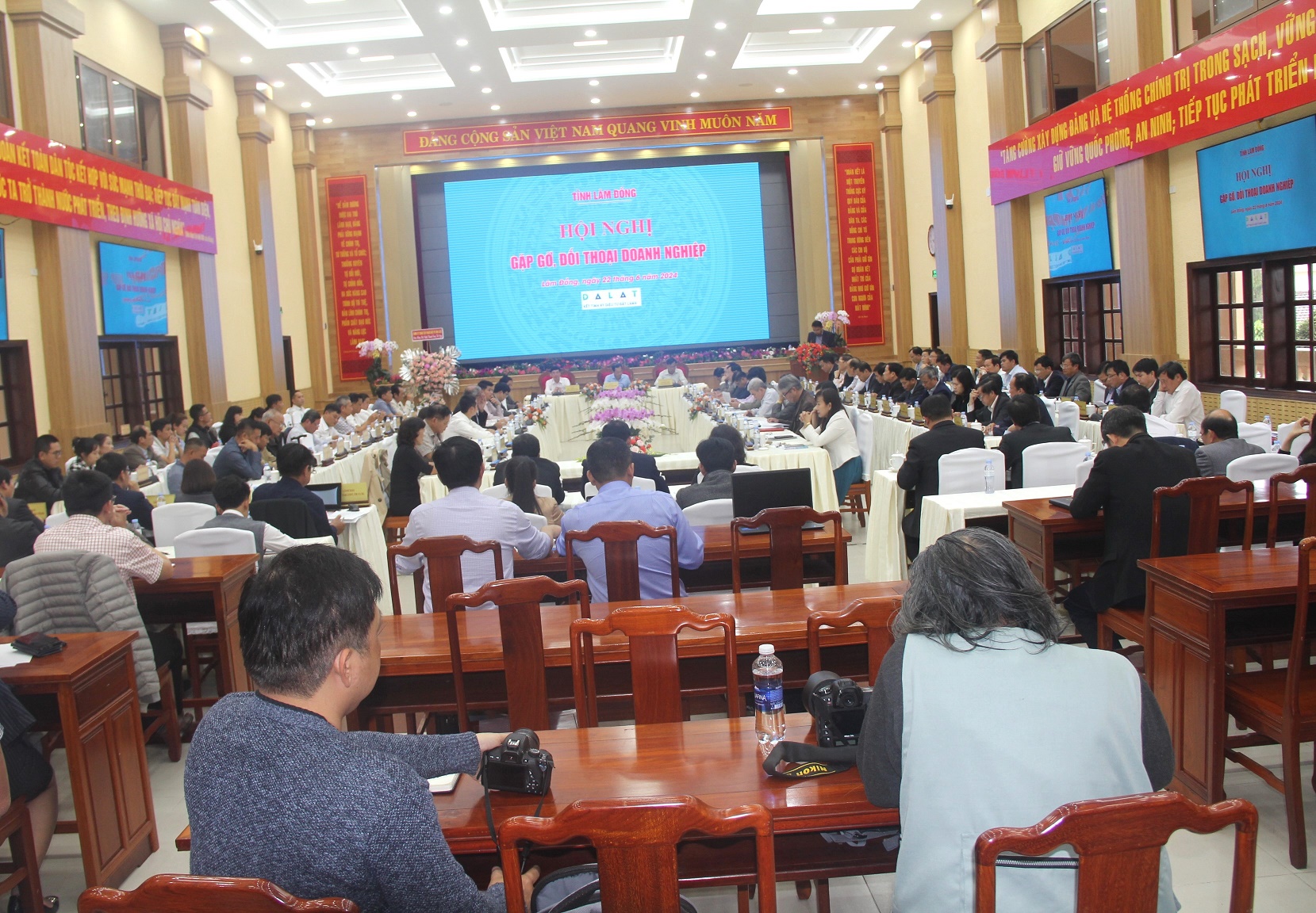 Lâm Đồng tổ chức đối thoại gỡ khó cho doanh nghiệp - 1