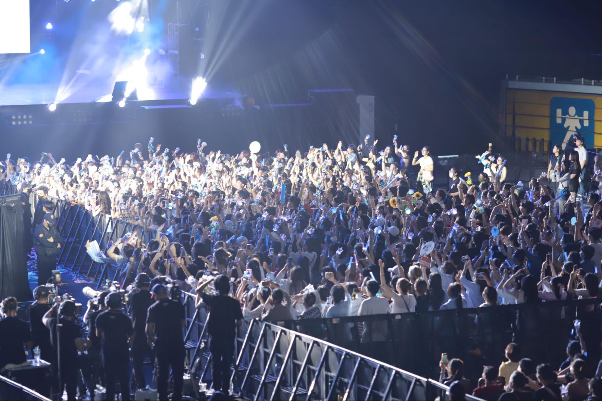 “Dàn đồng ca" 4000 khán giả TP.HCM nức lòng cùng Tempest tại Live concert đầu tiên - 1