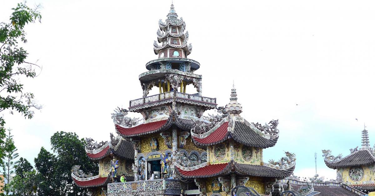 Chiêm ngưỡng ngôi chùa độc lạ được kết từ hàng triệu mảnh sành sứ nhiều màu sắc