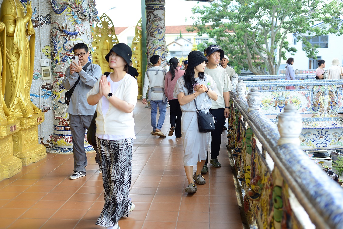 Chiêm ngưỡng ngôi chùa độc lạ được kết từ hàng triệu mảnh sành sứ nhiều màu sắc - 13