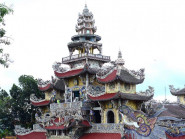Chiêm ngưỡng ngôi chùa độc lạ được kết từ hàng triệu mảnh sành sứ nhiều màu sắc