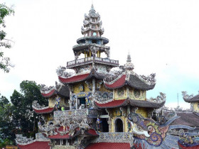  - Chiêm ngưỡng ngôi chùa độc lạ được kết từ hàng triệu mảnh sành sứ nhiều màu sắc