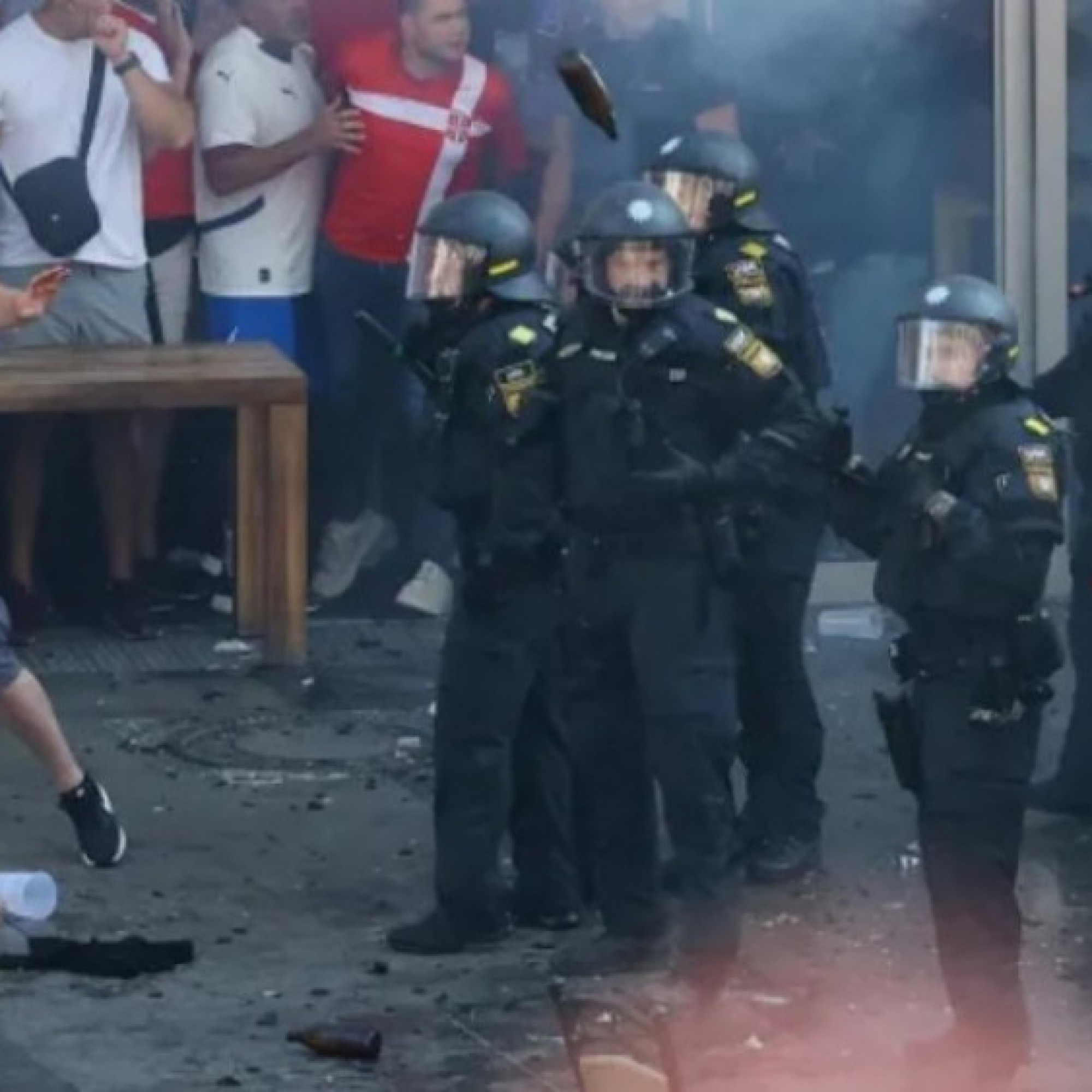  - Nóng EURO: Cảnh sát trấn áp fan cuồng, ĐT Thụy Sĩ bị trộm "ghé thăm"
