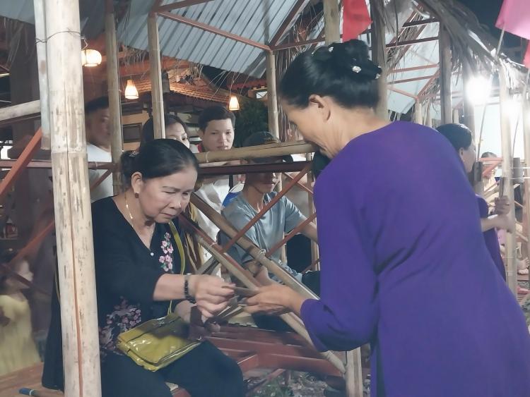 Vui nhộn ‘Chợ quê ngày hội’ bên cây cầu nổi tiếng xứ Huế