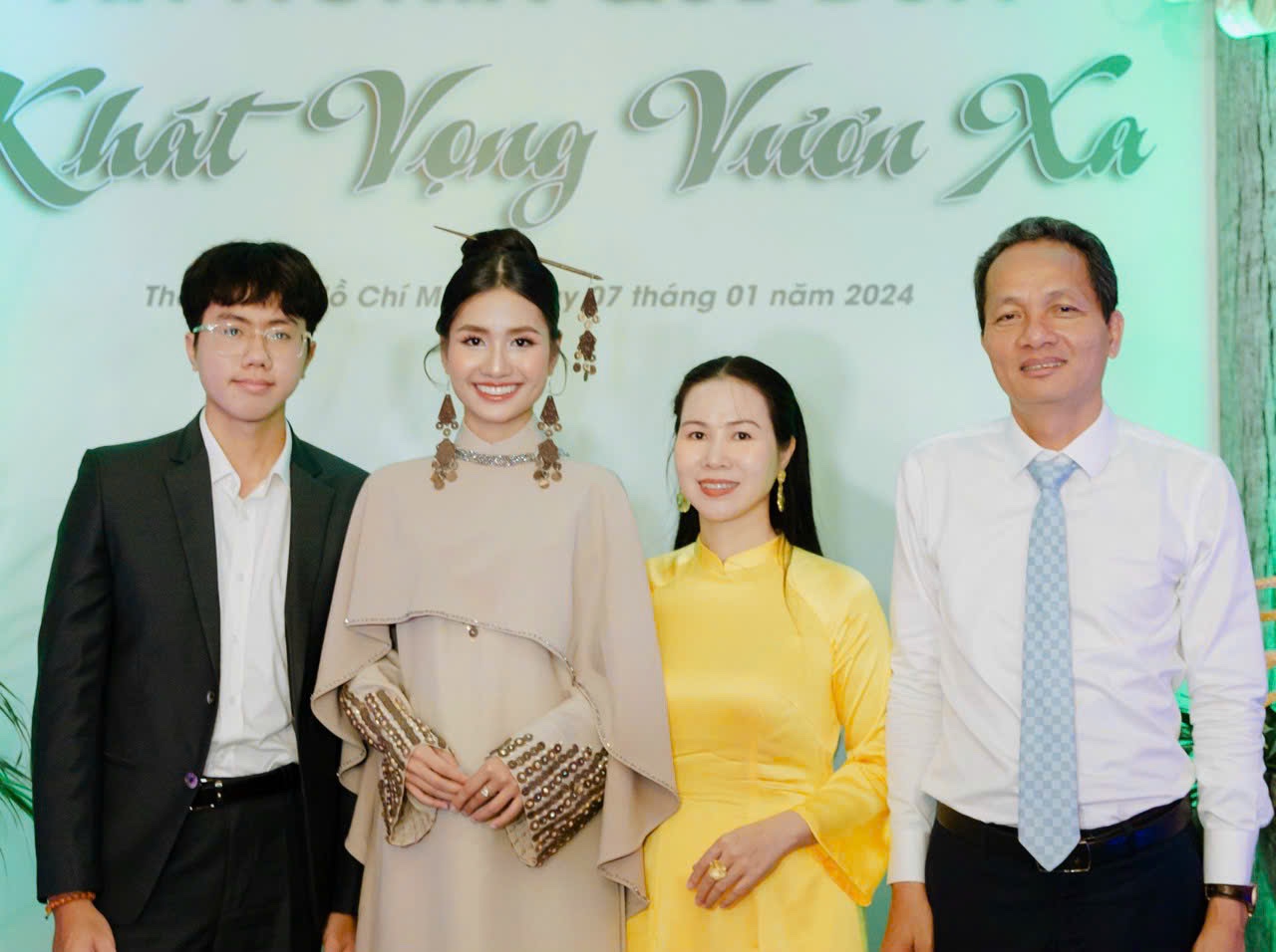 Nguyễn Thanh Hà: "Làm hoa hậu thật hạnh phúc khi gia đình ở bên" - 1