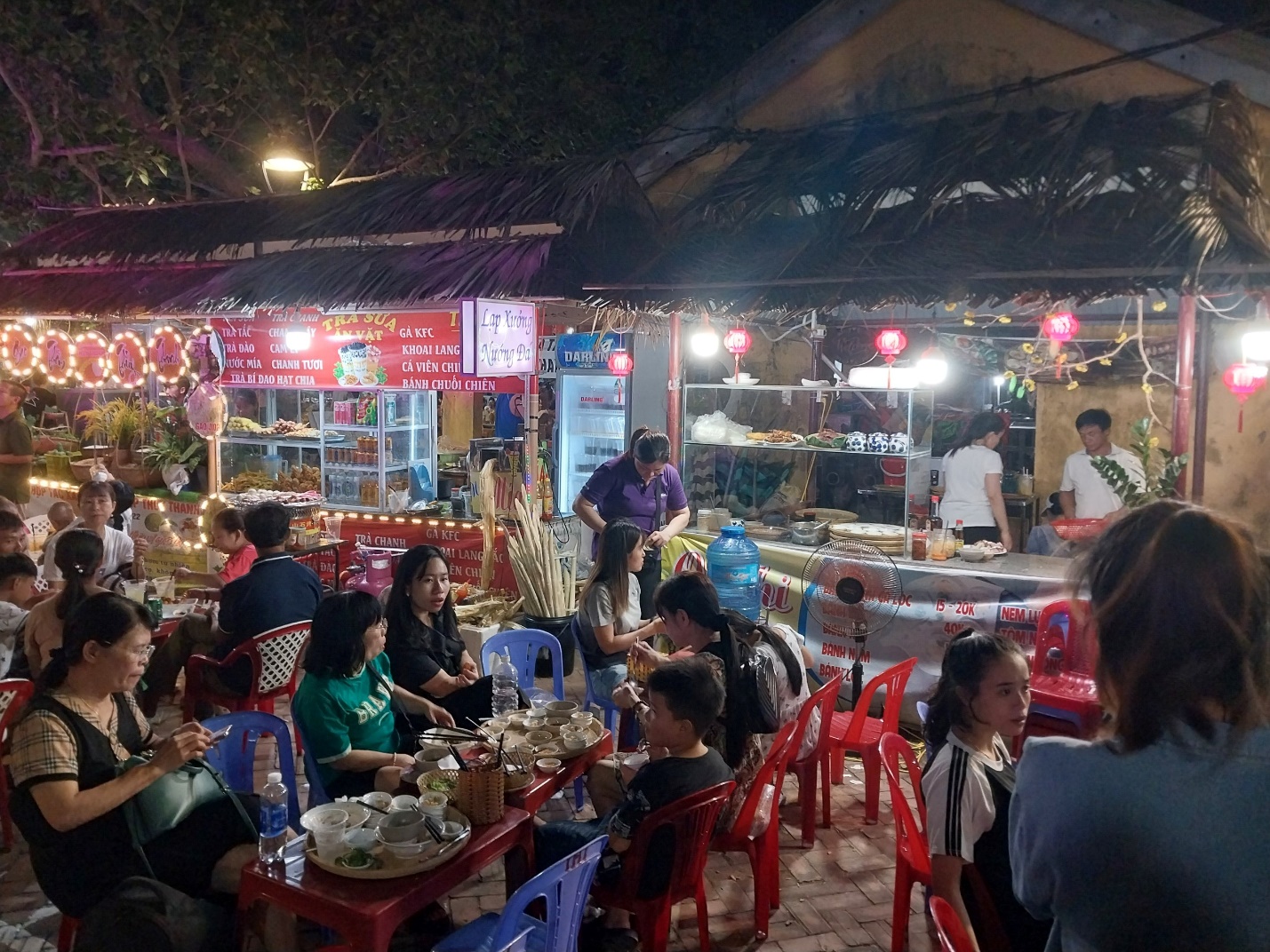 Vui nhộn ‘Chợ quê ngày hội’ bên cây cầu nổi tiếng xứ Huế - 4
