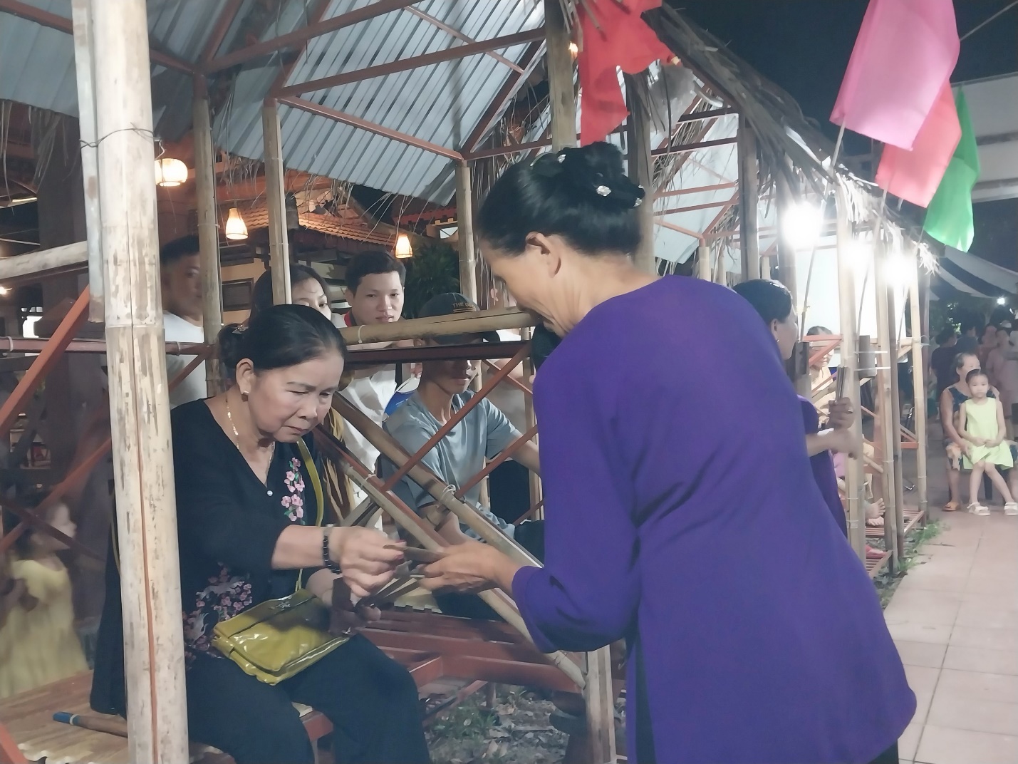 Vui nhộn ‘Chợ quê ngày hội’ bên cây cầu nổi tiếng xứ Huế - 5