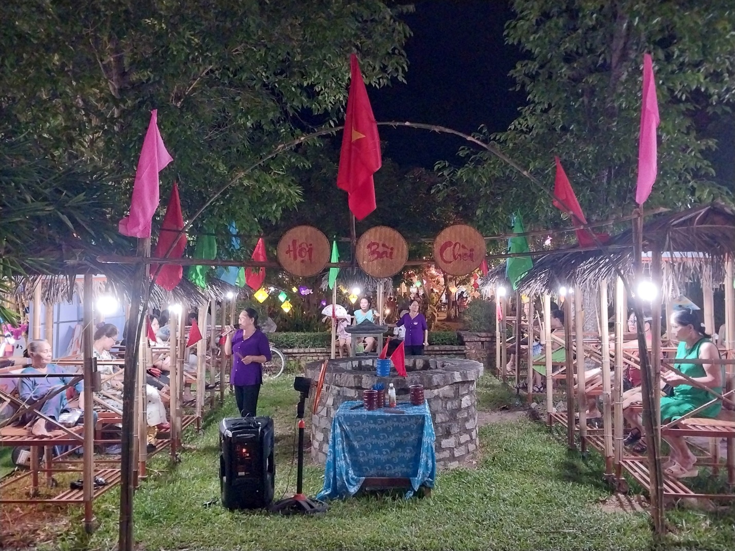 Vui nhộn ‘Chợ quê ngày hội’ bên cây cầu nổi tiếng xứ Huế - 7