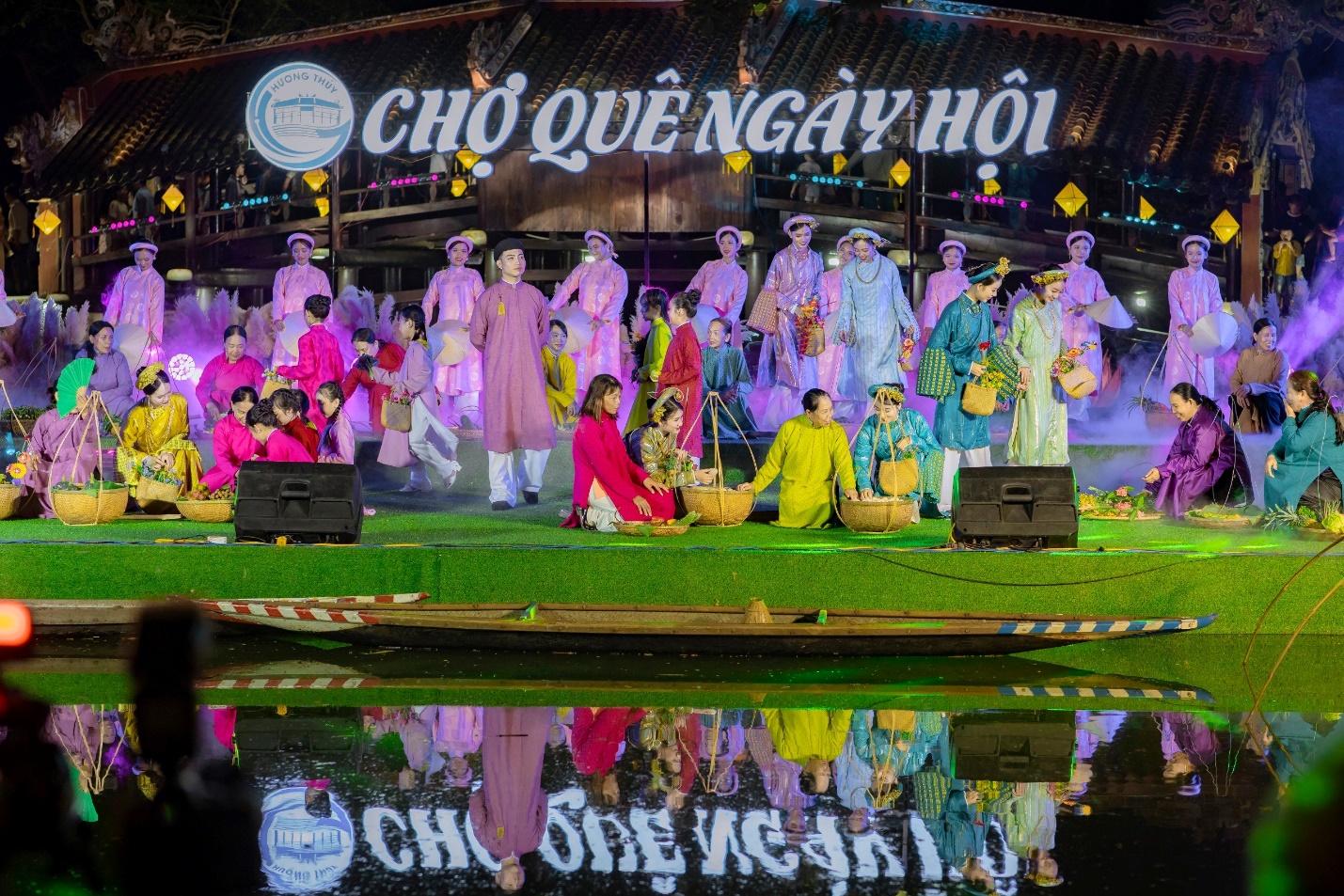 Vui nhộn ‘Chợ quê ngày hội’ bên cây cầu nổi tiếng xứ Huế - 2