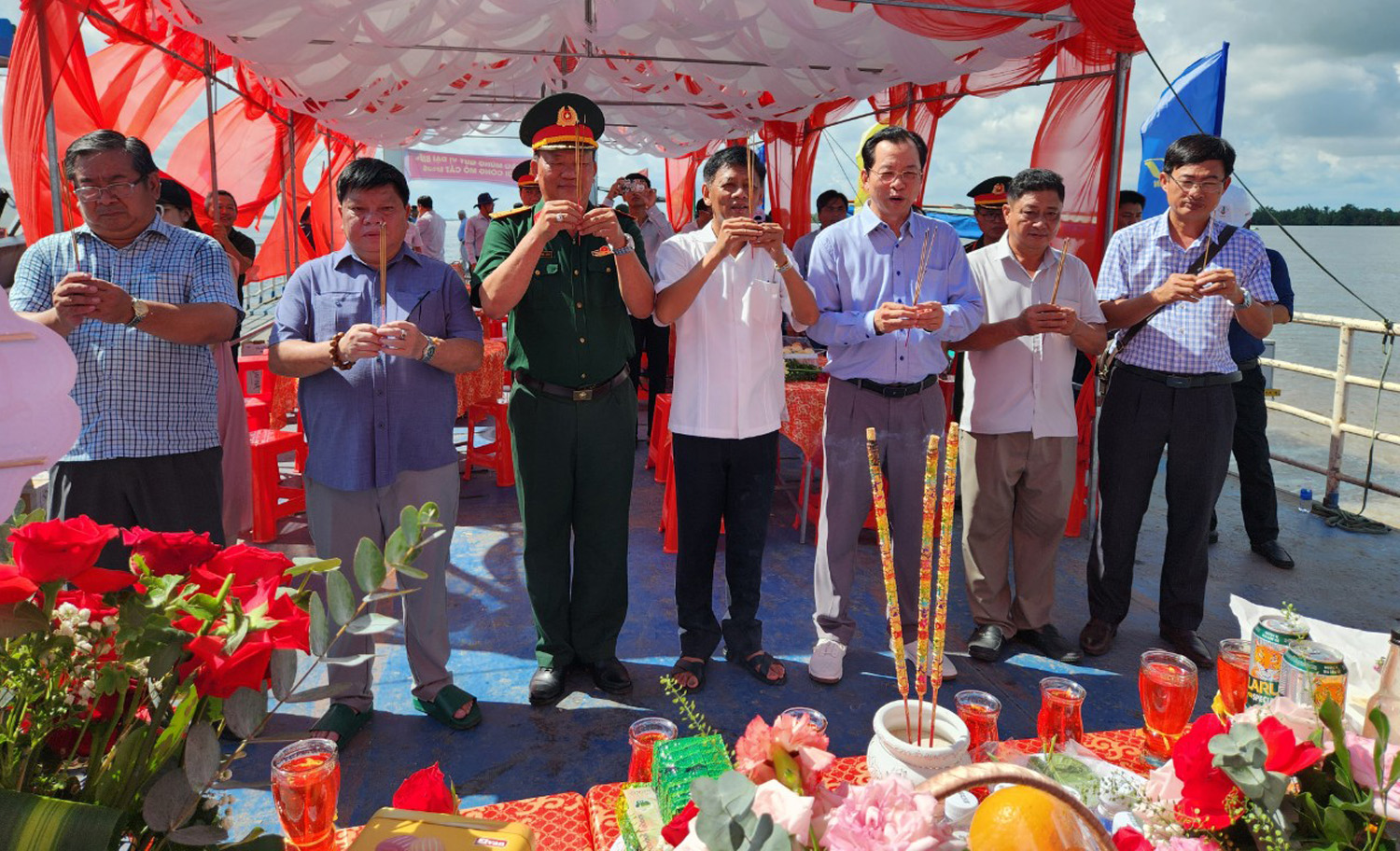 Doanh nhân Trần Văn Trí xuất hiện tại lễ khởi công khai thác cát sông Hậu - 1