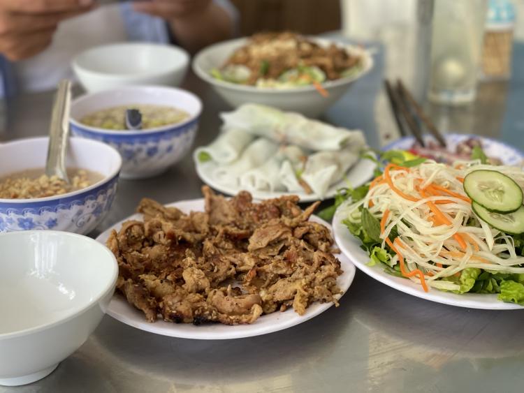 Về Huế ăn bánh ướt - bún thịt nướng Kim Long