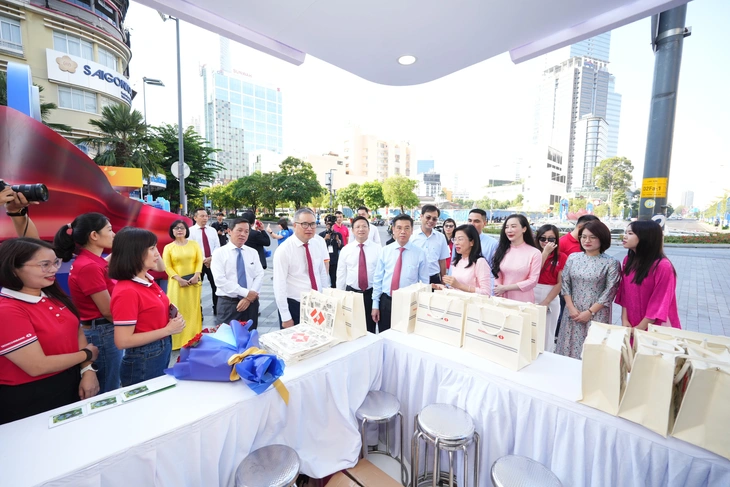 Ngành ngân hàng TP.HCM triển lãm ảnh, đạp xe "về nguồn" mừng 50 năm thống nhất - 1