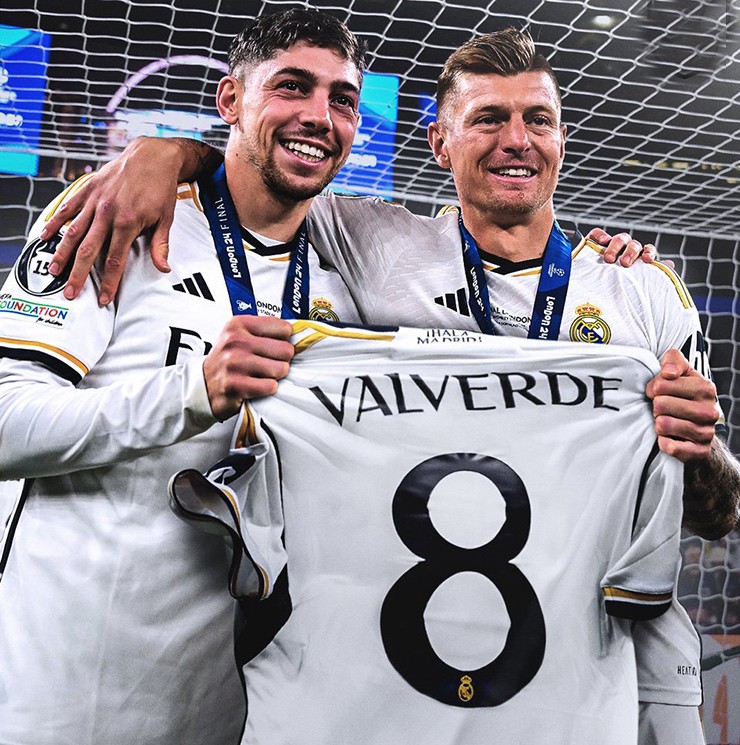 Valverde làm nổi sóng phòng thay đồ Real Madrid: Có nên treo áo số 8 của Kroos? - 1
