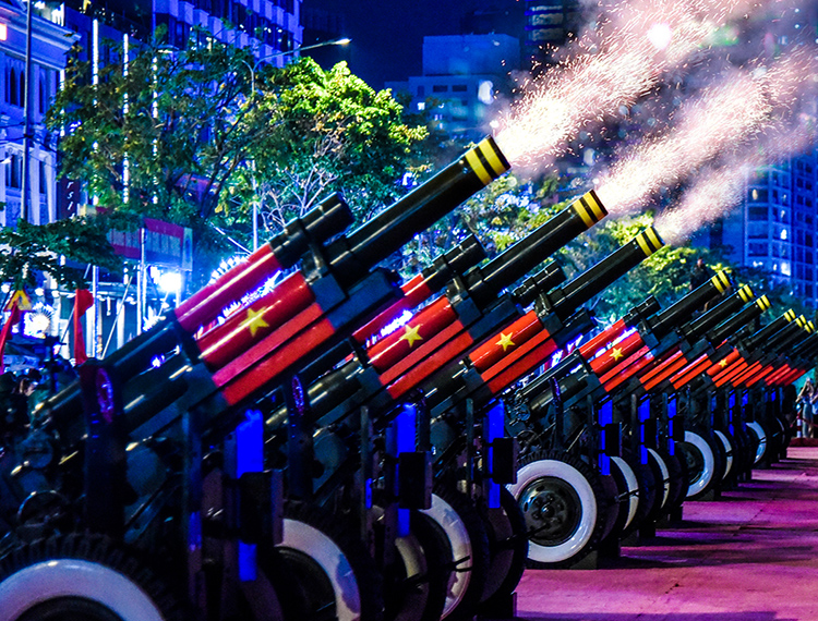 Dàn pháo 105mm khai hỏa trong đêm bên sông Bạch Đằng