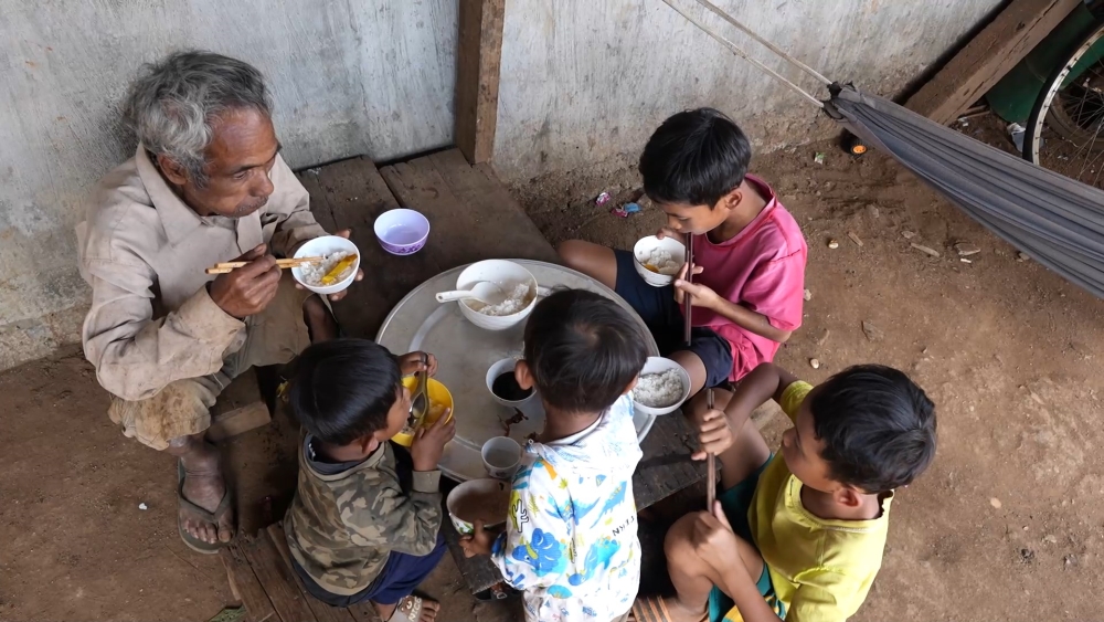 Cậu bé dân tộc Cơ Ho mất mẹ, không ngừng ước mơ trở thành bác sĩ chữa bệnh cho người nghèo - 3