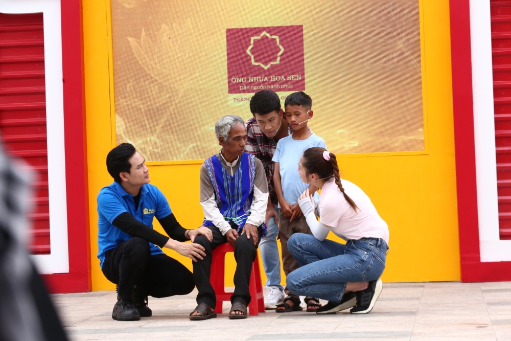 Cậu bé dân tộc Cơ Ho mất mẹ, không ngừng ước mơ trở thành bác sĩ chữa bệnh cho người nghèo - 5