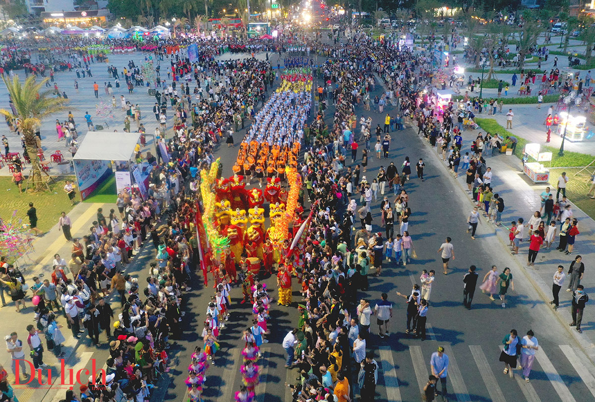1.200 nghe si, hoc sinh dieu hanh le hoi duong pho carnival quang ngai xin chao - 2