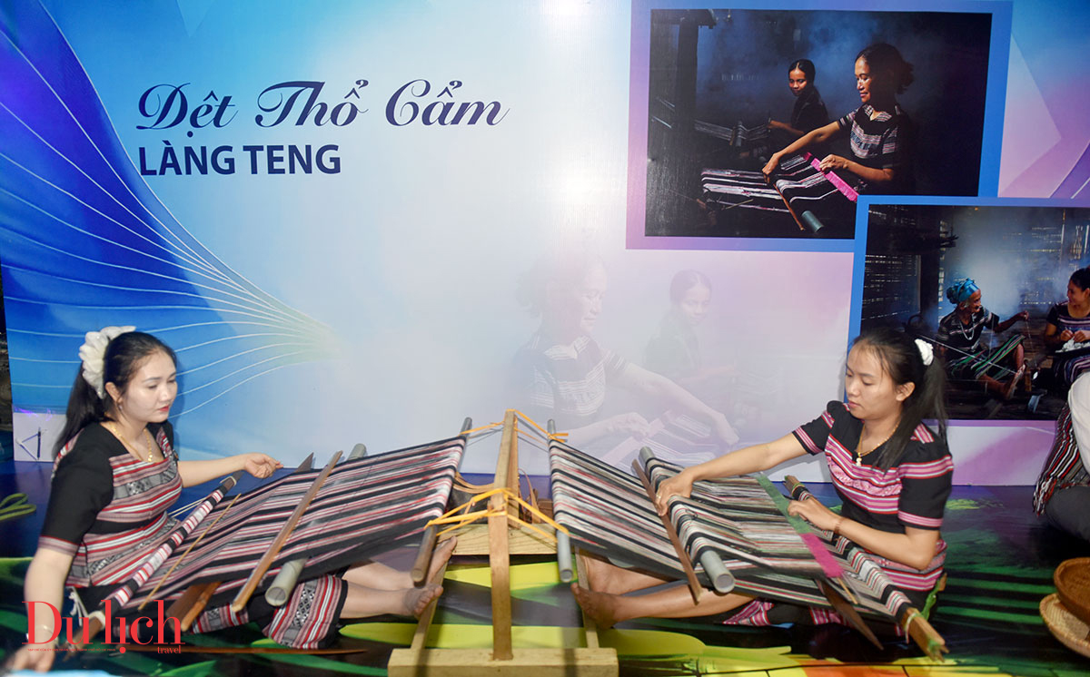 trinh dien, trung bay khong gian di san van hoa h're o quang ngai - 3