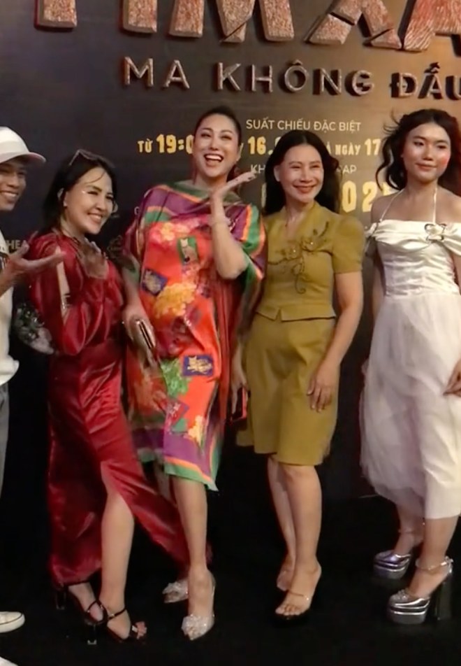 Nữ diễn viên Việt bất ngờ bỏ chạy khỏi thảm đỏ, cả ekip tán loạn, rợn người lý do phía sau - 5