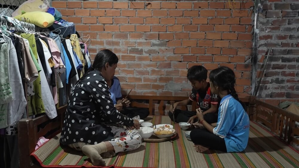 Đại Nghĩa, Hoàng Sơn và Hạnh Nguyên xót xa cho người mẹ bị ung thư gồng gánh gia đình khi chồng mất - 5