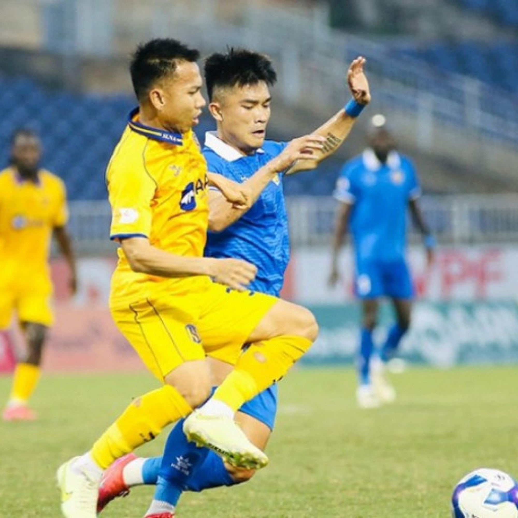  - Video bóng đá SLNA - Quảng Nam: Siêu phẩm giữa sân, tranh cãi penalty hụt (V-League)
