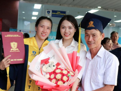 Livestream 10 tiếng/ngày để lo học phí, cô gái 10X tốt nghiệp loại giỏi, thạo 3 ngoại ngữ