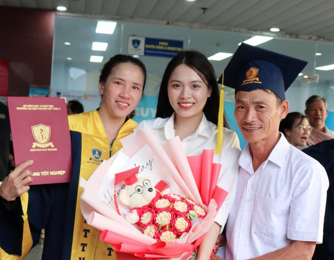 Livestream 10 tiếng/ngày để lo học phí, cô gái 10X tốt nghiệp loại giỏi, thạo 3 ngoại ngữ - 1
