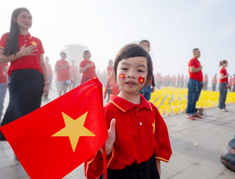 Lễ thượng cờ trên 'nóc nhà Nam Bộ': Hào khí 50 năm ngày vui đại thắng