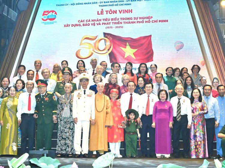 TPHCM tôn vinh các cá nhân tiêu biểu trong sự nghiệp xây dựng, bảo vệ và phát triển thành phố