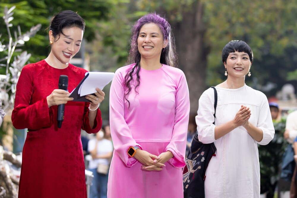 Mỹ Linh, Hồng Nhung xúc động trước tác phẩm “Hồi Sinh” của nghệ sĩ Tia-Thủy Nguyễn - 1