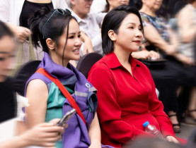  - Mỹ Linh, Hồng Nhung xúc động trước tác phẩm “Hồi Sinh” của nghệ sĩ Tia-Thủy Nguyễn