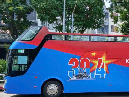  - Xe buýt 2 tầng chở Mẹ Việt Nam Anh hùng trong lễ diễu hành